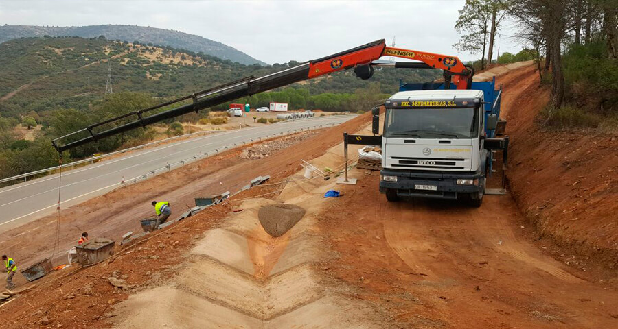 Camión grúa. Alquiler de maquinaria en Ciudad Real y alquiler de maquinaria en Toledo