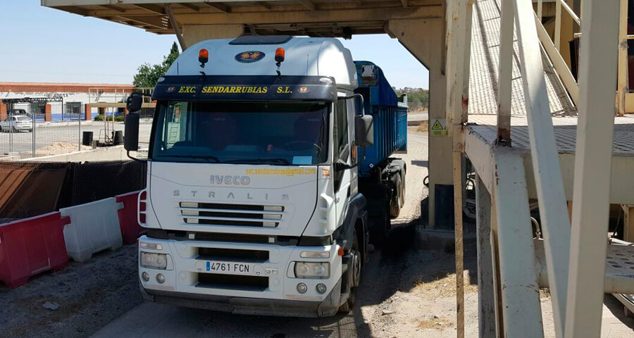 Transporte de residuos de construcción y áridos. Alquiler de maquinaria en Ciudad Real y alquiler de maquinaria en Toledo
